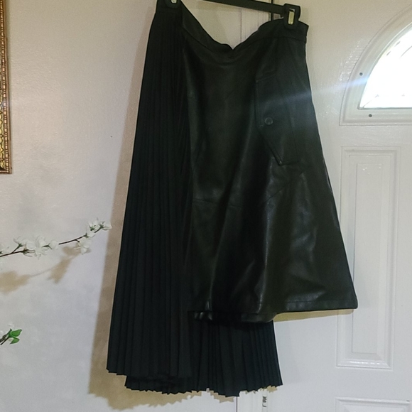 Brand new leather and pleated skirt - Picture 2 of 6